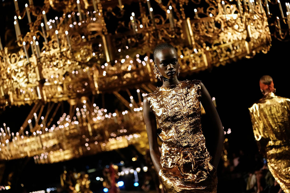 Показ коллекции Saint Laurent сезона весна-лето 2027 на Неделе моды в Париже