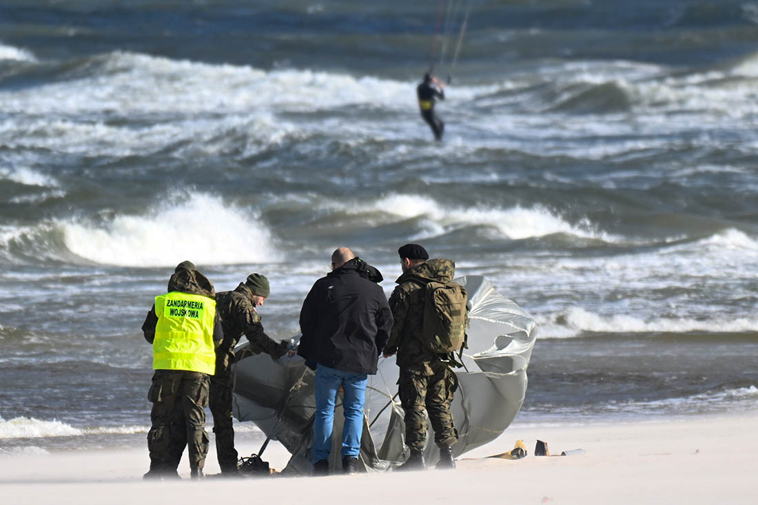 На побережье Балтийского моря у деревни Карвия в Польше обнаружены обломки неопознанного летающего объекта