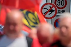 Работники VW в Германии угрожают компании начать забастовки с января