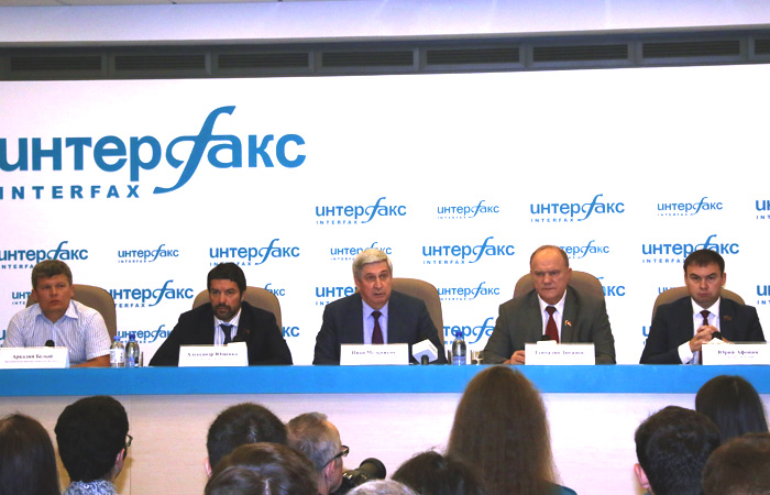 Если игрок надел футболку страны, он обязан выложиться - Зюганов