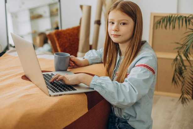 ЧАСТЫЕ ВОПРОСЫ ОНЛАЙН-ГИМНАЗИИ №1: ОТВЕЧАЕМ, КАК ОБУЧАЕМ ДЕТЕЙ ОНЛАЙН