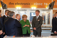 Меркель и Путин посетили стенд ifm на ганноверской промышленной выставке.