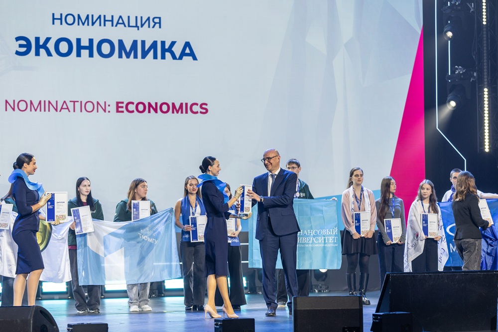 Олег Барыбин наградил финалистов олимпиады по финбезопасности