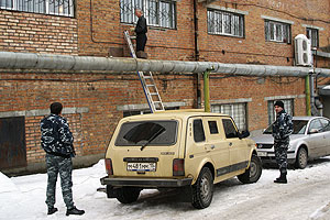 Жених сдал награбленное