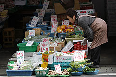 Власти Японии запретили шпинат и капусту