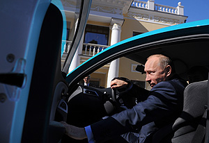 Путин провел тест-драйв "ё-мобиля"