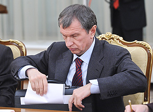 Сечин показал пример чиновникам