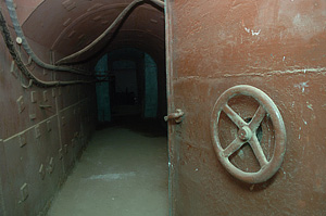 Зона отчуждения: нелегалы жили в бомбоубежище