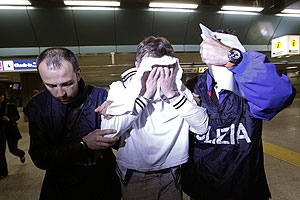 Почему он пытался угнать самолет