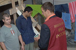 Мигранты обосновались на кладбище