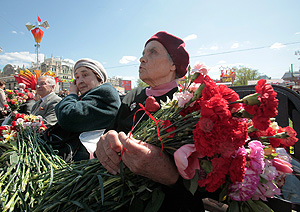 Бутылка водки и открытка для ветерана