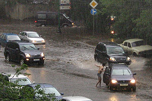 Тропический ливень подтопил Москву