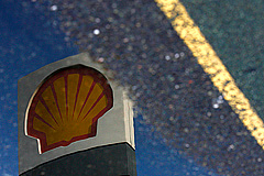 Нефть Shell утекла в море