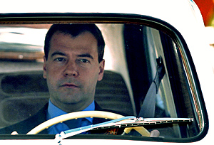 Транспорт: Медведев рулевой