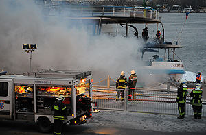 Теплоход замкнуло дотла