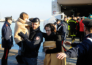 Пережившие кораблекрушение возвращаются