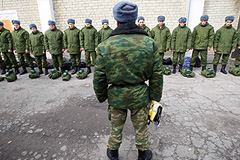 Минобороны предлагает служить дольше