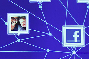 Facebook сократил прибыль