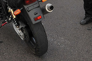 Неизвестные на мотоциклах против женщин-водителей