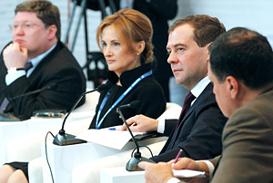 Помогать и материально