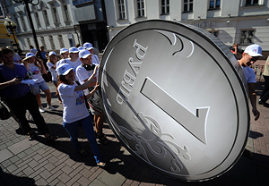 Слабый рубль поможет РФ пережить кризис