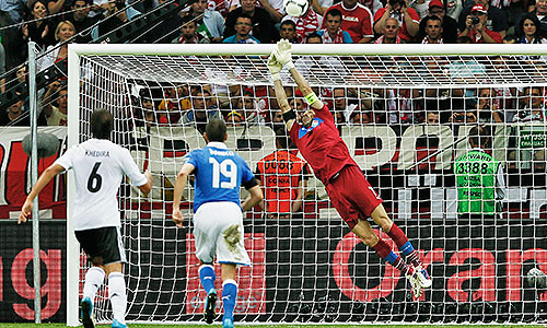 Сборная Германии проиграла сборной Италии в чемпионате Европы по футболу со счетом 1:2