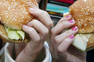 "Индекс Биг Мака": рубль по-прежнему недооценен