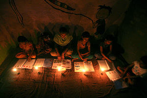 Индийцам вернули электричество