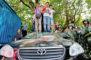 Китайцы отбивают Сенкаку камнями