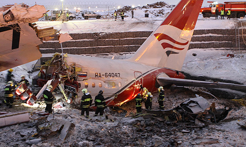 По предварительным данным, причиной авиакатастрофы в московском аэропорту "Внуково" могла стать техническая неисправность самолета Ту-204 и сложные погодные условия, сообщил "Интерфаксу" источник в правоохранительных органах. По его словам, при этом рассматриваются и другие версии катастрофы, в том числе и человеческий фактор.
