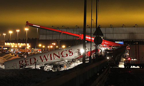 По предварительным данным, причиной авиакатастрофы в московском аэропорту "Внуково" могла стать техническая неисправность самолета Ту-204 и сложные погодные условия, сообщил "Интерфаксу" источник в правоохранительных органах. По его словам, при этом рассматриваются и другие версии катастрофы, в том числе и человеческий фактор.