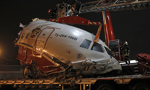 По предварительным данным, причиной авиакатастрофы в московском аэропорту "Внуково" могла стать техническая неисправность самолета Ту-204 и сложные погодные условия, сообщил "Интерфаксу" источник в правоохранительных органах. По его словам, при этом рассматриваются и другие версии катастрофы, в том числе и человеческий фактор.