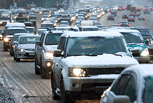 Москва встала под снегом