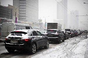 Снег остановил дороги