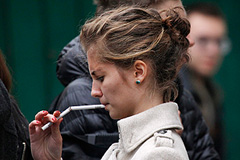 Курильщиков будут штрафовать