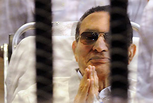 Мубарака оставили под стражей