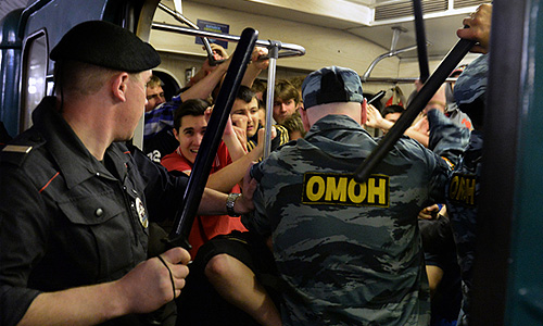 Сотрудники ОМОНа и полиции во время задержания болельщиков ФК ЦСКА после праздника в честь победы ЦСКА в чемпионате России-2012/13.