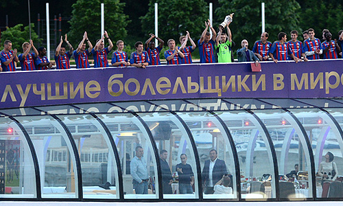 Игроки ФК ЦСКА на теплоходе "Скарлет" во время праздника в честь победы ЦСКА в чемпионате России-2012/13.