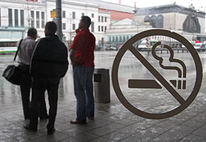 Курильщиков начнут штрафовать не сразу