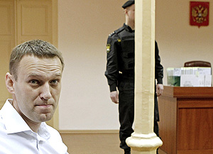 Навального требуют привести в суд