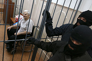 Амирова вернули в камеру