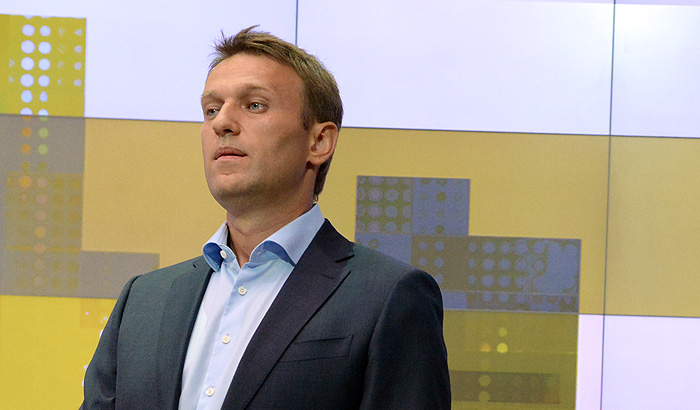 Полицейские проверяют кошелек Навального