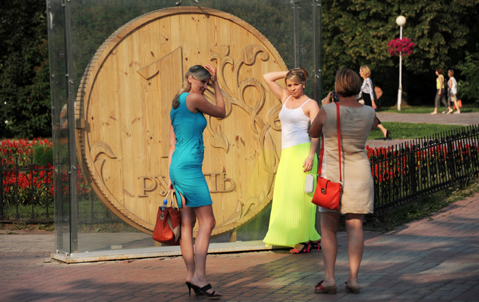 Рубль популярней рупии и реала