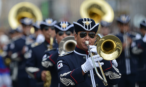 Шествие участников фестиваля "Спасская башня"