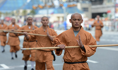 Шествие участников фестиваля "Спасская башня"