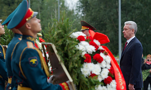 Церемония возложения венков к Могиле Неизвестного Солдата
