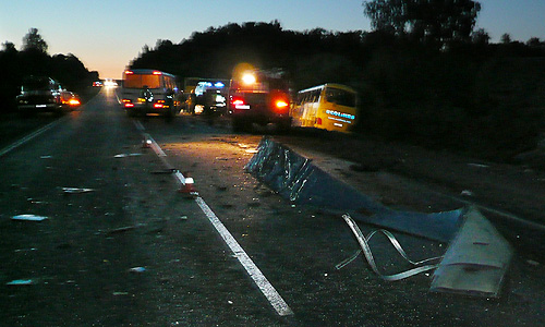 На трассе Москва-Рига в Псковской области произошло лобовое столкновение двух пассажирских автобусов. Погибли восемь человек и более 20 пострадали
