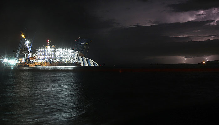 Costa Concordia сняли с рифа