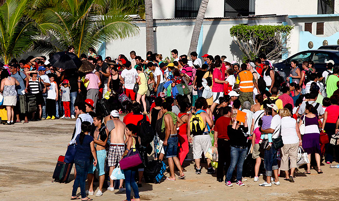Тысячи туристов ждут эвакуации из Акапулько