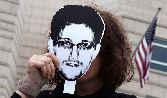 Как живется Сноудену в России